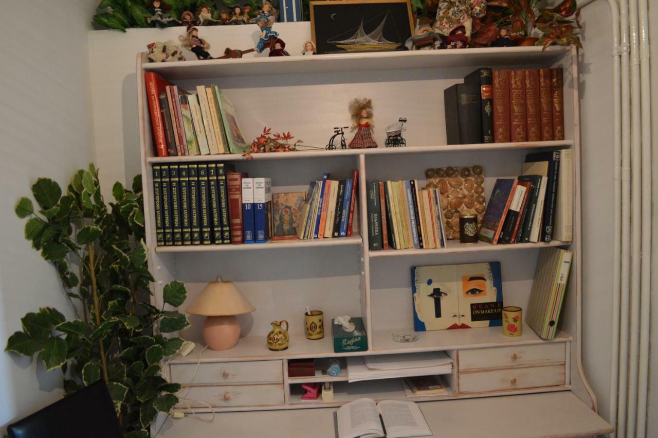 Apartment In The Center Of Aigio F Bagian luar foto